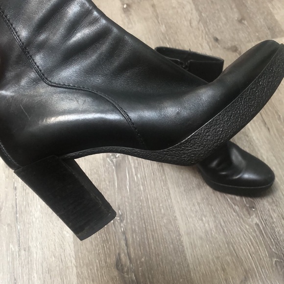 Tod’s Classic Leather Bootie Side Zip Stacked Heel - Picture 9 of 9